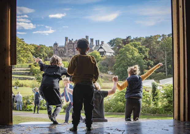 Det blir sommarteater i Magasinet p� Tjol�holms Slott - snart �ppnas portarna upp till hela barnfamiljens Barnlada 