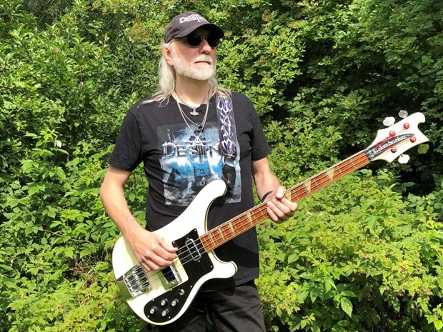 H�rdrockaren som flyttade till landet