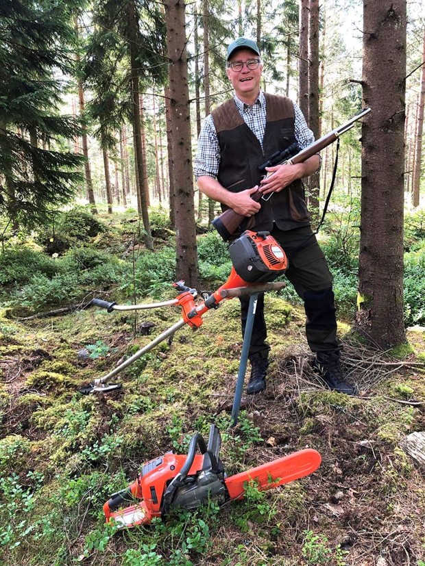 Han lever med skogen b�de dag och natt