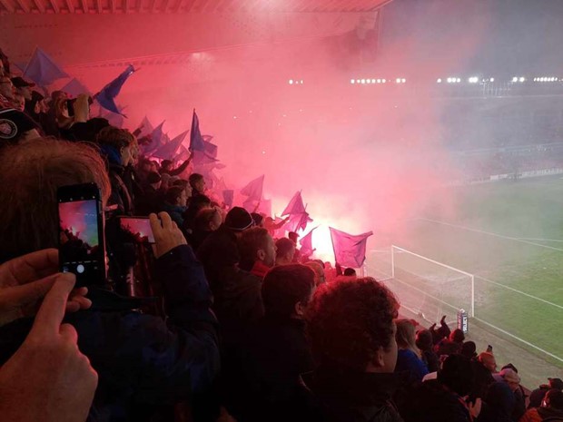 East Front tvingas flytta efter pyroteknik - kritiska till polisen