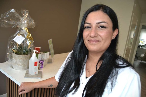 Sjuksk�terskan Abir har �ppnat sk�nhetssalong: �Jag �r glad och stolt�