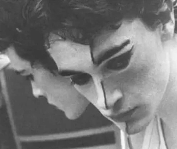 Punklegendaren Henrik Venant spelar p Mono