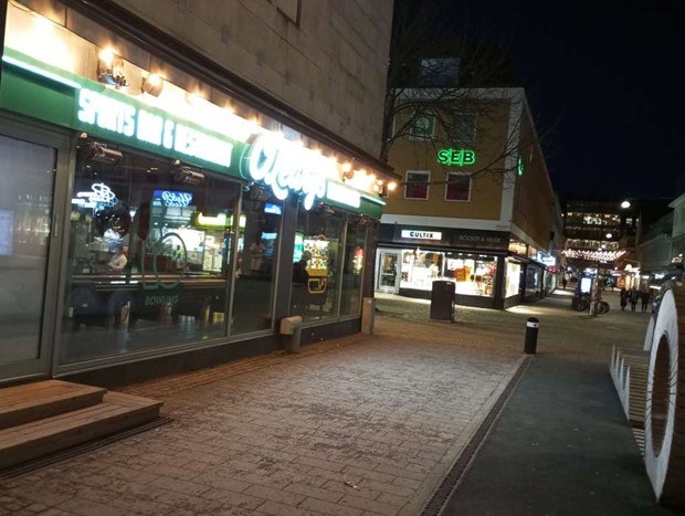 Man frskte bita poliser och hotade att skjuta dem