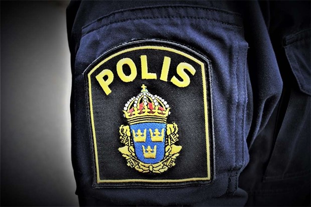 Polis skt sig sjlv i handen
