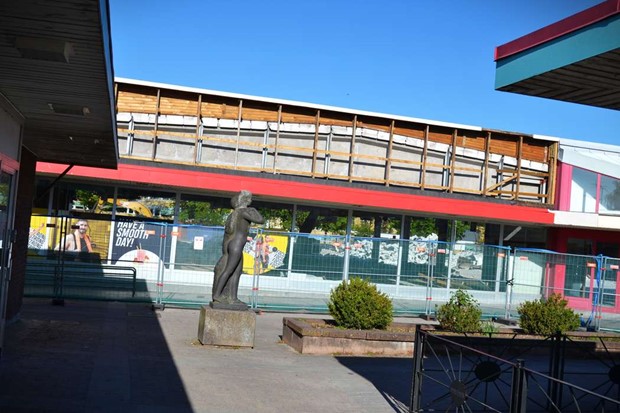 Dalbo centrum rivs - men nytt bygge f�r v�nta: �Tvungna att dra i handbromsen�