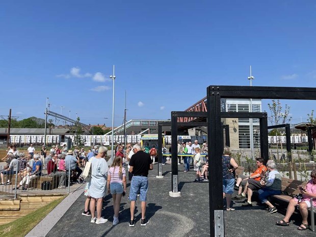 Sj�parkens strandpromenad �r invigd med bandklippning