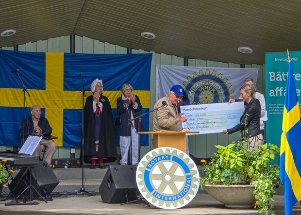 Nationaldagen firades i ett regnigt Hagaparken