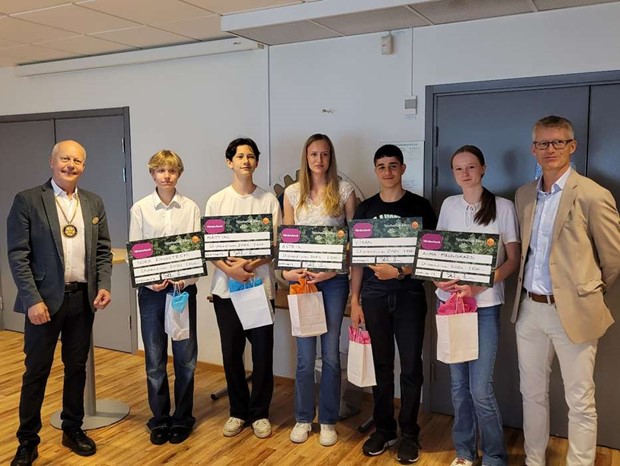 Framg�ngsrika elever i �rskurs nio uppm�rksammades med stipendium