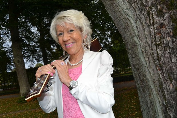Mona G på premiären av Allsången i Linnéparken
