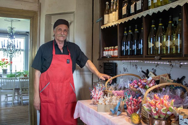 Rolf lever dr�mmen och har drivit caf� i 18 �r