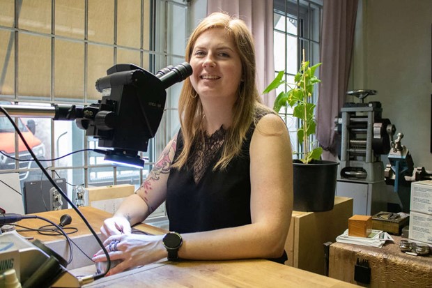 Guldsmeden Pauline skapar andras drmmar