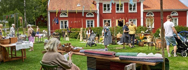 Kristina och Karl-Oskar på marknad