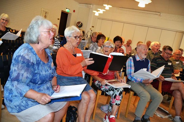 Tontrffen bjuder in till allsngstrff: Man blir hg av att sjunga i kr