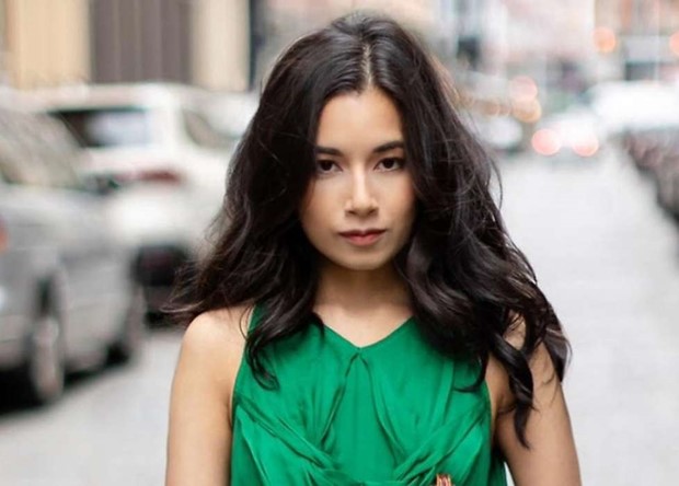 Violinist spelar med Per Tengstrand på Nygatan 6 Violinist spelar med Per Tengstrand på Nygatan 6