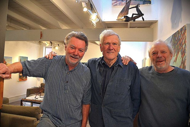 Tre goa gubbar stller ut: 