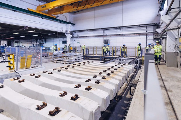 Europas modernaste slipersfabrik är invigd – en investering på 38 miljoner kronor Europas modernaste slipersfabrik är invigd – en investering på 38 miljoner kronor