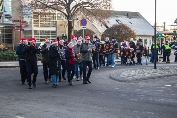 Lyckad Tomteparad genom centrum Lyckad Tomteparad genom centrum