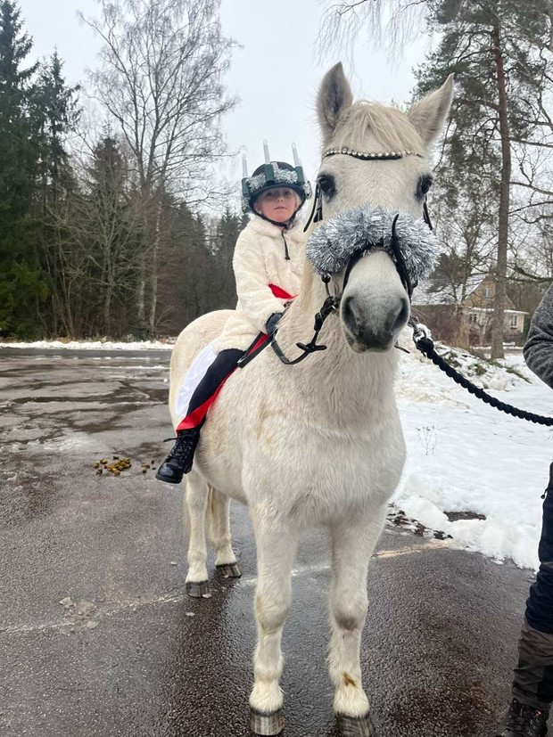 Traditionen fortstter med ridande luciatg 