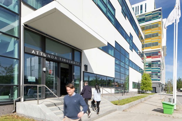 Växjöbor gav pojkar i uppdrag att skjuta ihjäl en person i tingsrätten Växjöbor gav pojkar i uppdrag att skjuta ihjäl en person i tingsrätten