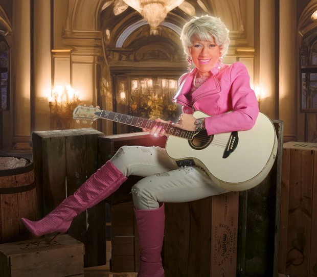 Mona G gör sin första spelning på Café Fontaine Mona G gör sin första spelning på Café Fontaine