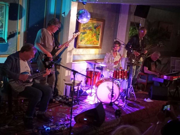 Bossebandet ska skapa magi p� Kaf� de luxe