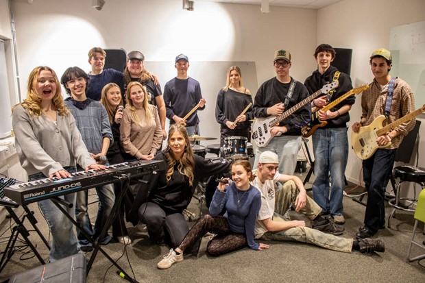 Elever p� AMB bjuder p� egen schlagerfest