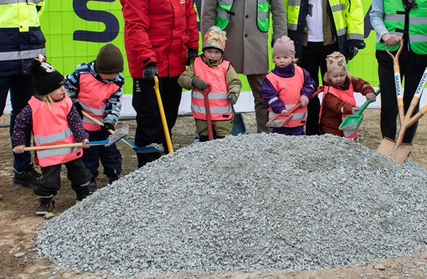 Barnen tog det frsta spadtaget till nya frskolan