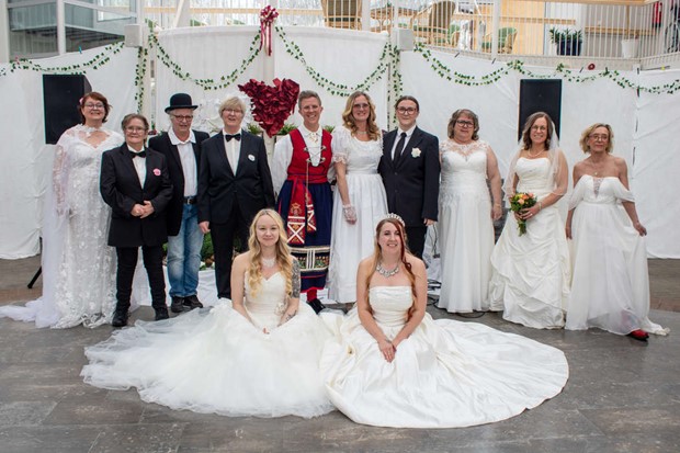 De �ldre underh�lls med br�llopsyra