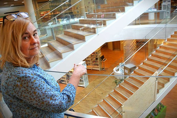 Biblioteket hade nattliga besökare - krossade glas för 50 000 Biblioteket hade nattliga besökare - krossade glas för 50 000