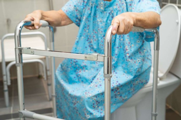 Urin och avf�ring i s�ngen och p� golvet p� boende