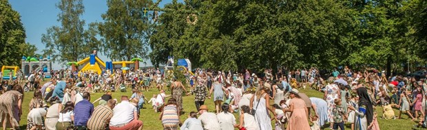 �kta svensk midsommar med familjefest p� Evedal