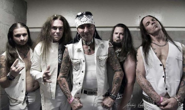 Bai Bang st�ller in konserten p� Kaf� de luxe 