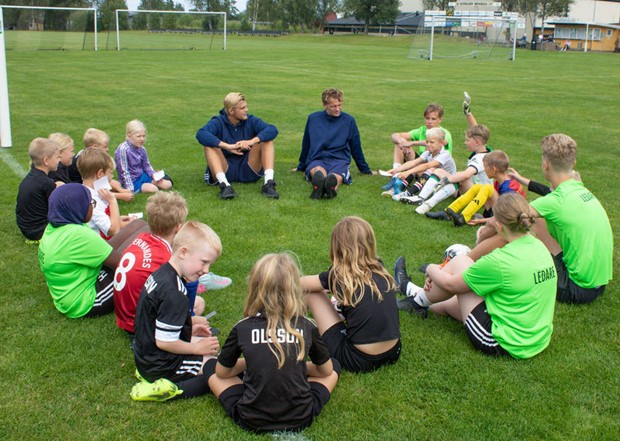 Fotbollsskolan fick besk av sters IF