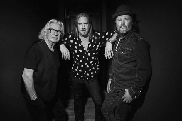 Pontus Snibb spelar med sin pappa 