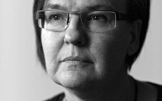 Hon r ensam i sitt slag  nu stller Sveriges enda kopparslagarmstare ut i Tingsryd