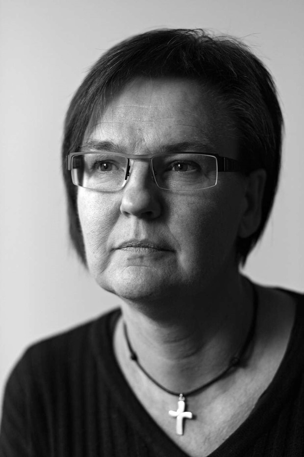 Hon r ensam i sitt slag  nu stller Sveriges enda kopparslagarmstare ut i Tingsryd