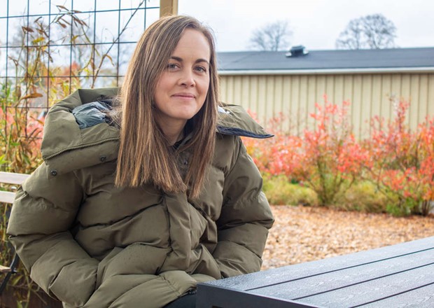 ”Någonstans på vägen tappade jag glädjen”– Emilia Hildingsson avslutar succén Farmors Grimslöv ”Någonstans på vägen tappade jag glädjen”– Emilia Hildingsson avslutar succén Farmors Grimslöv