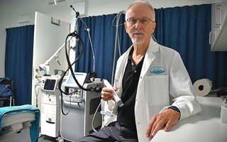 Doktor Tore leder kampen mot oserisa hudkliniker