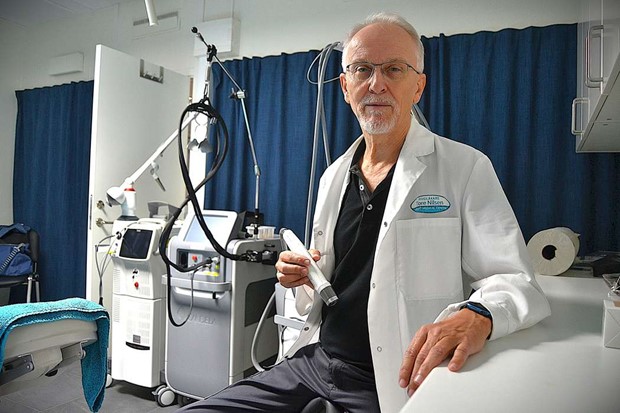 Doktor Tore leder kampen mot oserisa hudkliniker