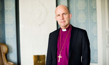 Biskopen lovprisar kommuner som nobbar frivillig tervandring