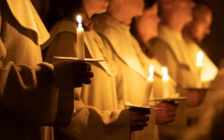 Hr sprider luciatgen ljus i mrkret