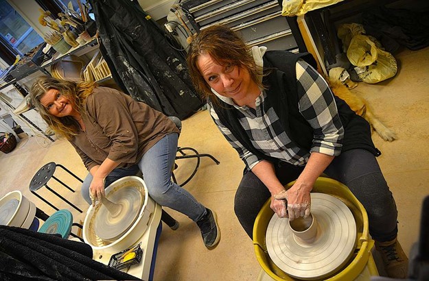 Maria och Lena tror p� keramikens helande kraft