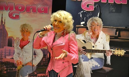 Mona G vill g�ra om succ�n p� Caf� Fontaine