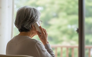 Pojke lurade �ldre dam p� guldsmycken i hennes hem - ska talas tillr�tta