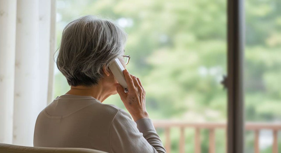 Pojke lurade �ldre dam p� guldsmycken i hennes hem - ska talas tillr�tta