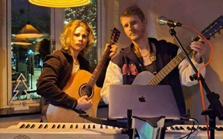 Livemusik bryter tystnaden i Urshult � Challe och Hampe g�star pizzerian