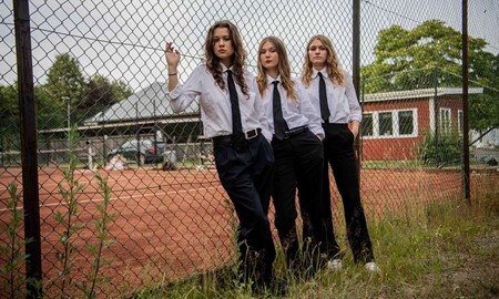 Svart Rid� �terv�nder � med en sj�lvs�ker samling l�tar och ett h�rdare uttryck