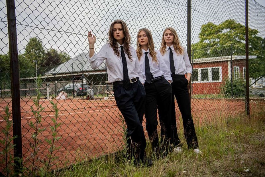 Svart Rid� �terv�nder � med en sj�lvs�ker samling l�tar och ett h�rdare uttryck