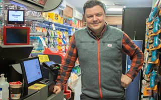 Jacob Aronsson tar �ver butiken i L�nashult