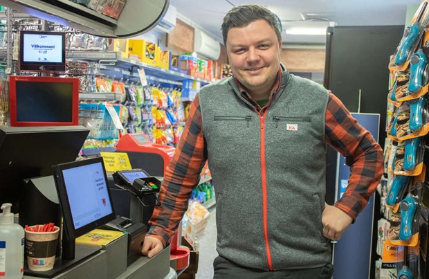 Jacob Aronsson tar �ver butiken i L�nashult